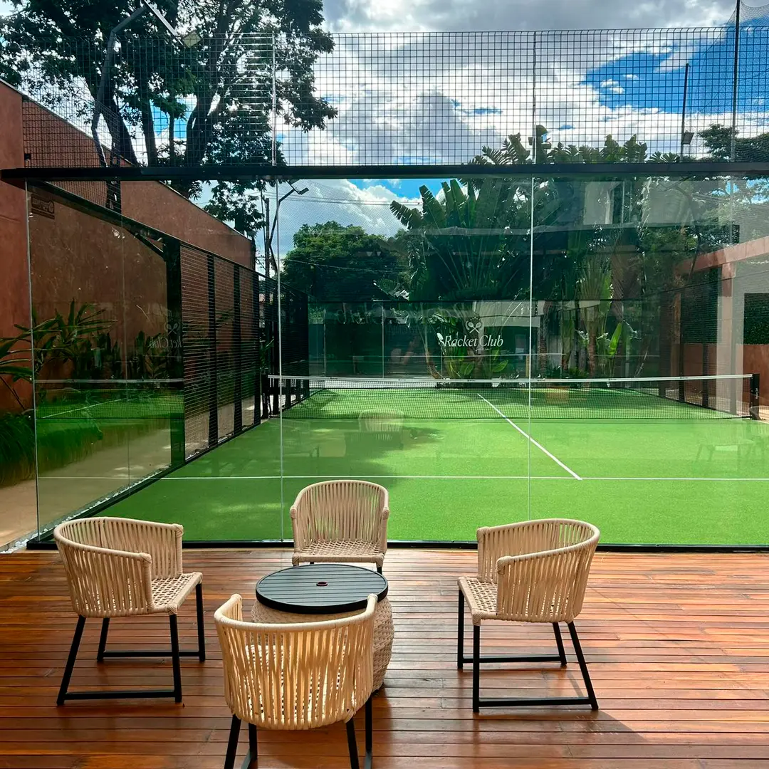 Alunos em quadra de padel